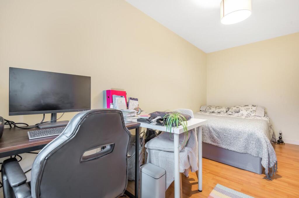 Burley Lodge Road, Hyde Park