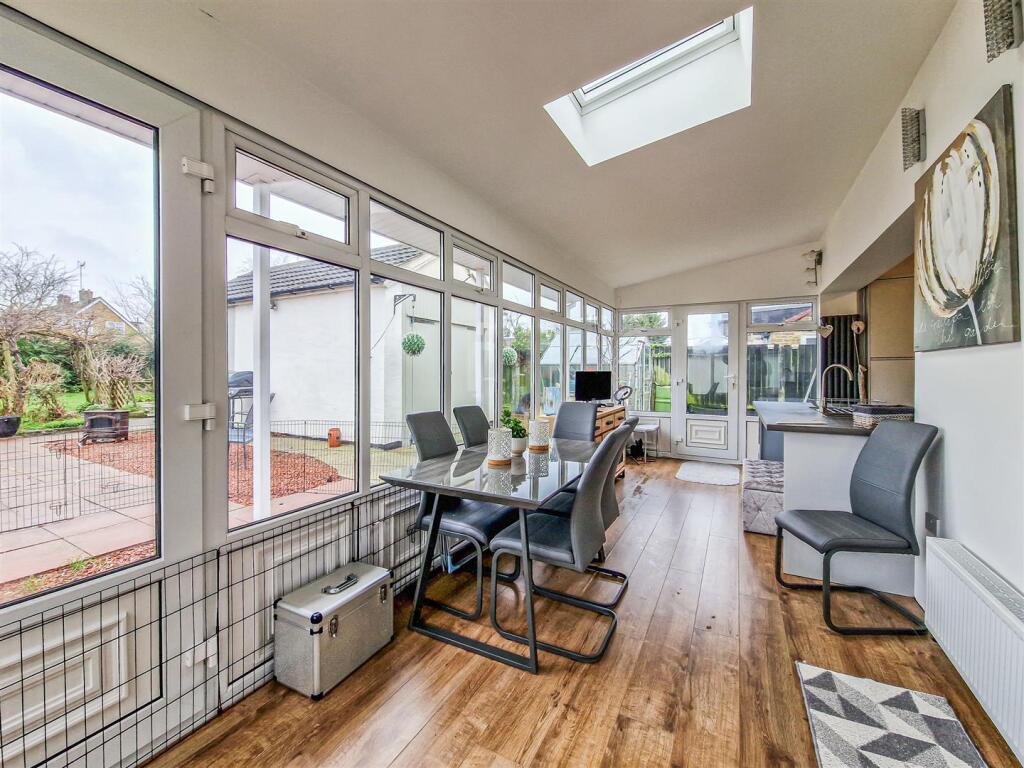 sitting-dining room