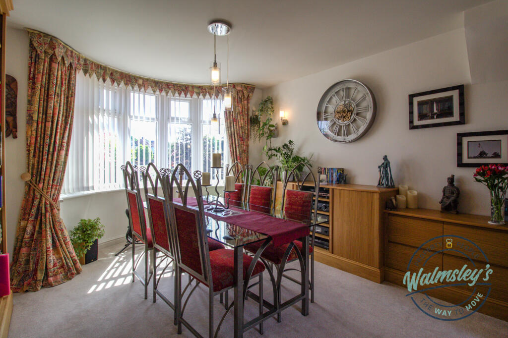 Dining area with bay