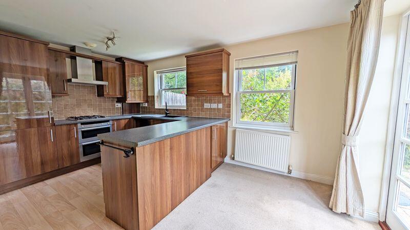 KITCHEN/DINING AREA