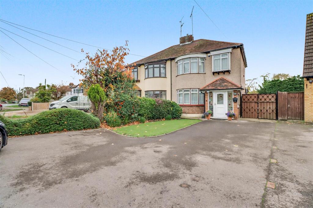 52 RUNWELL ROAD INSIDE-18.jpg