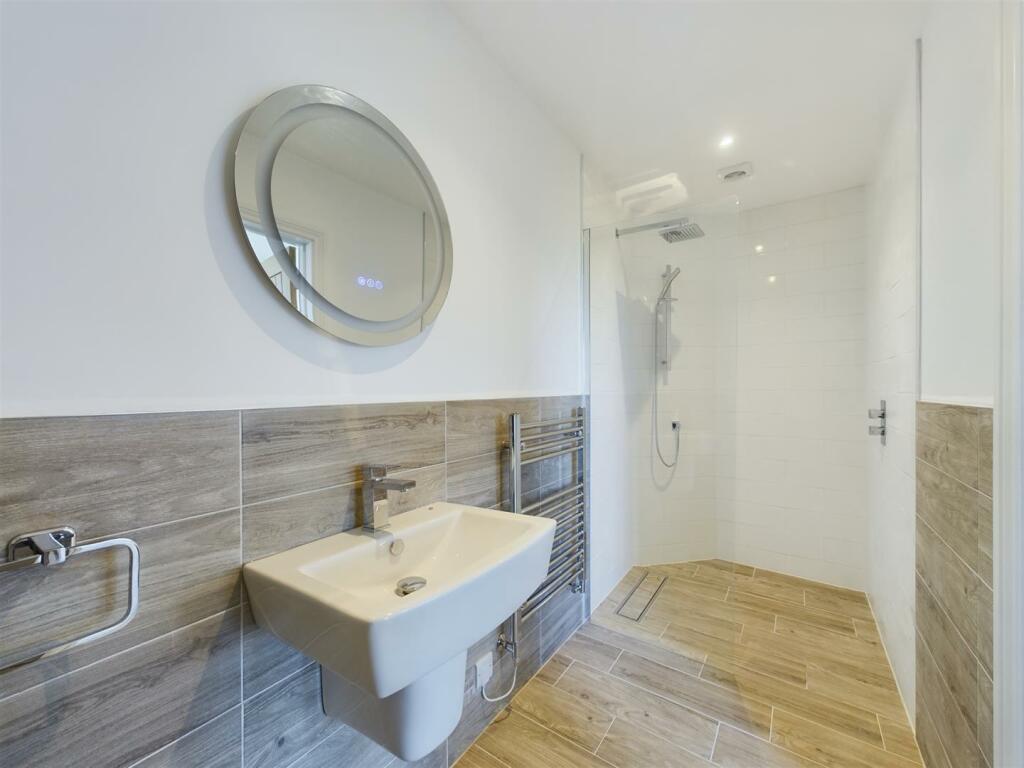 B2 En-suite.jpg