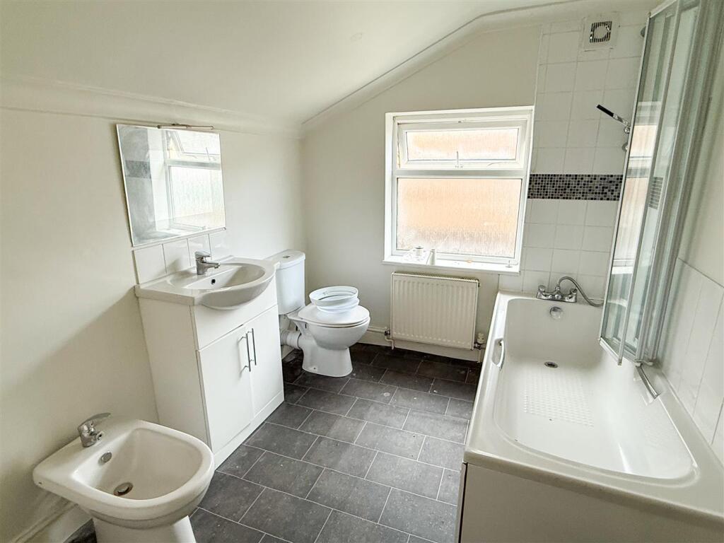 FAMILY BATHROOM