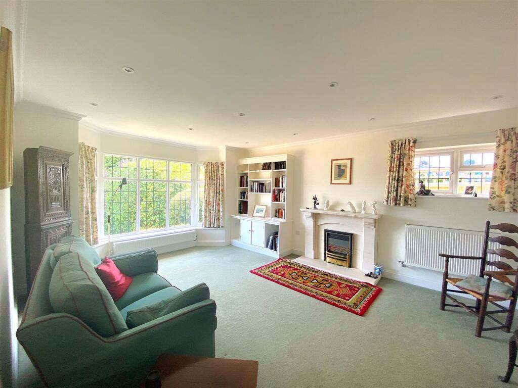 36 Terminus Ave - Lounge.jpg