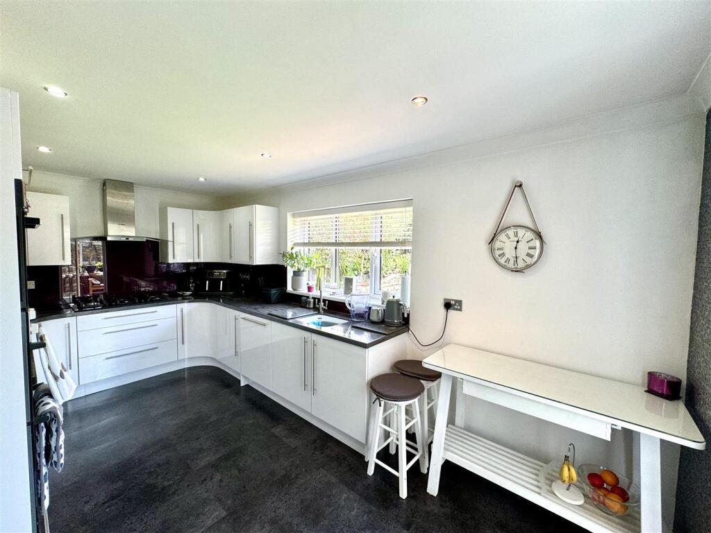 KITCHEN/BREAKFAST ROOM