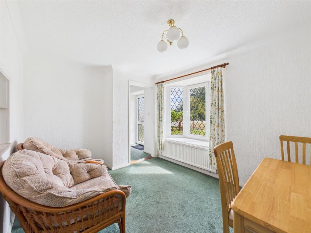 Dining room: