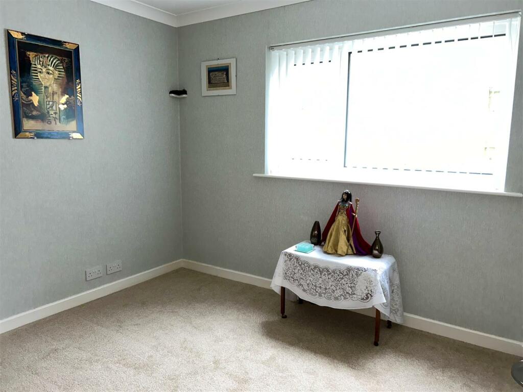Broad Rig Ave 36 - BEDROOM 2 shot 2 NEW.jpg