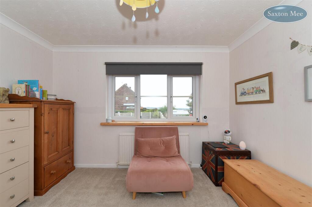 35, The Avenue - bedroom 2 2242.jpg