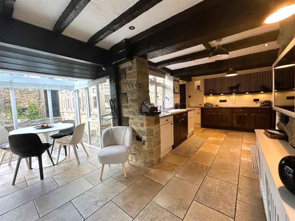 kit breakfast room.JPG