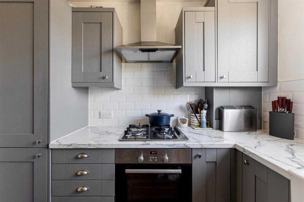 Onslow Gardens, E18