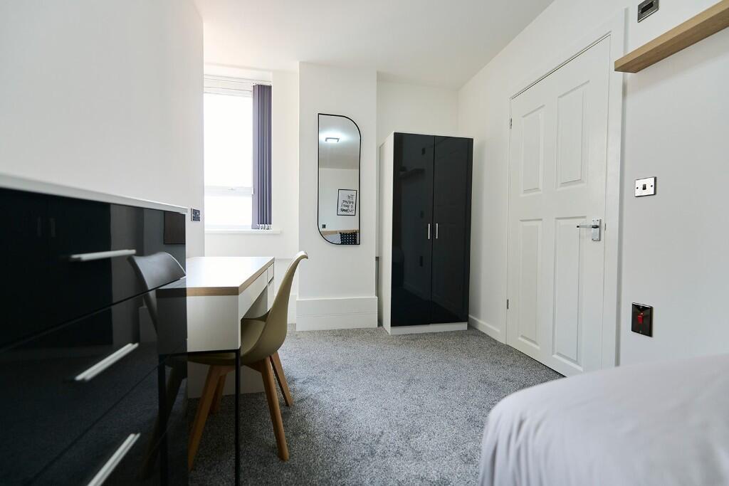 Bright and tidy single bedroom featuring a comf...