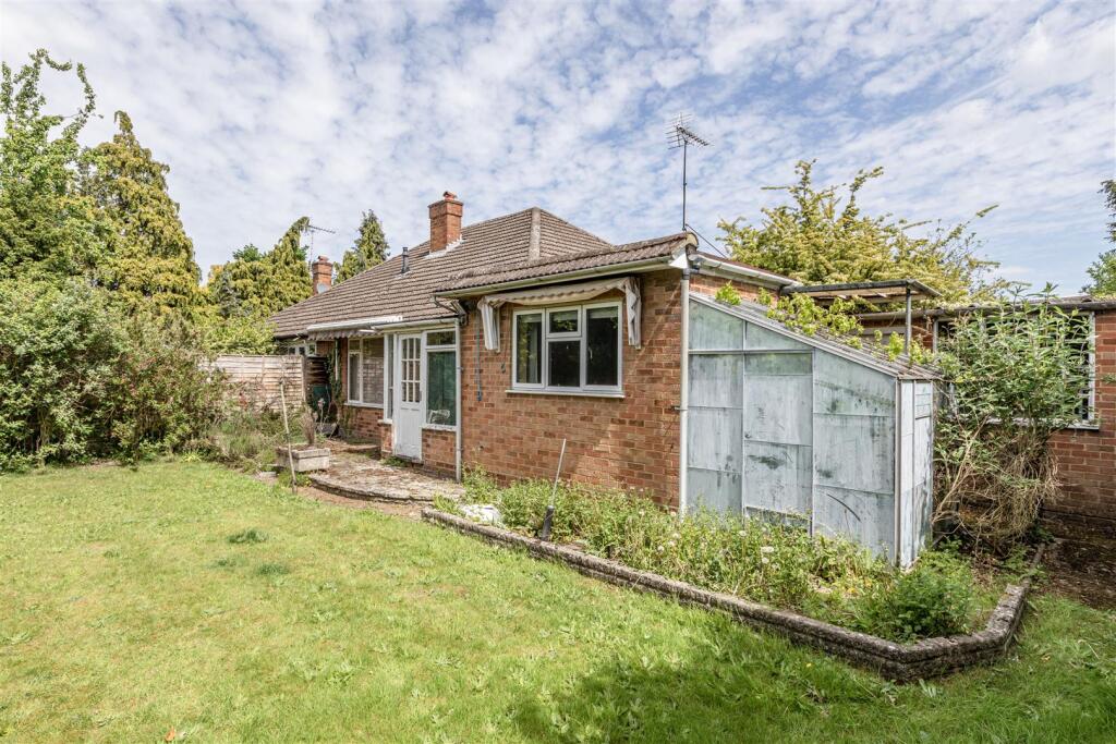 Sunnyside, Walnut Tree Lane, KT14 7AQ - 18.jpg