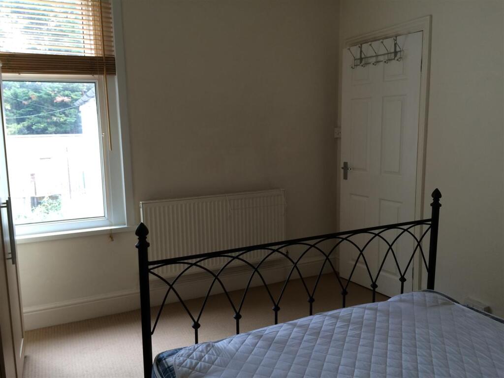 front bedroom 2.JPG
