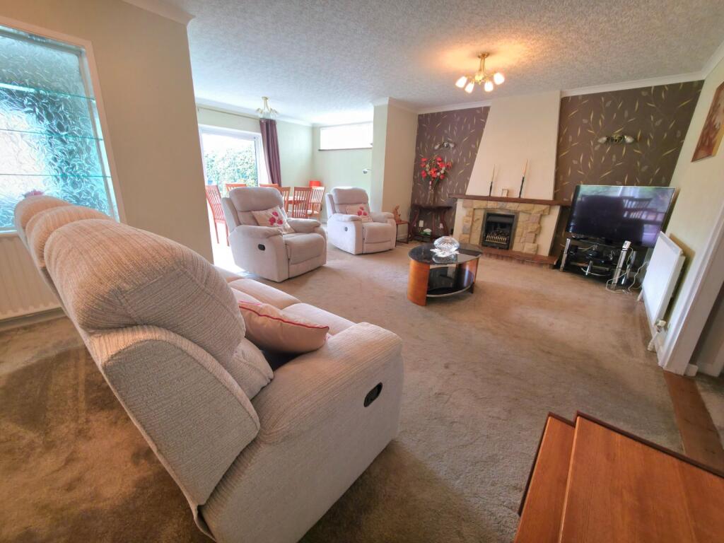 Lounge/Dining Room