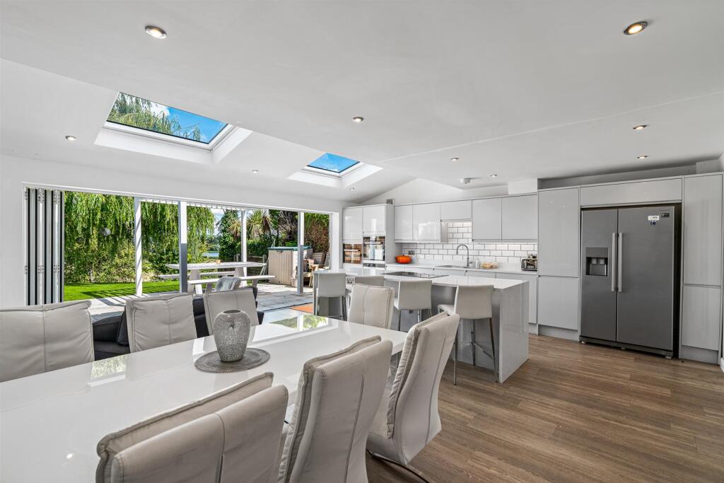 KITCHEN/FAMILY ROOM