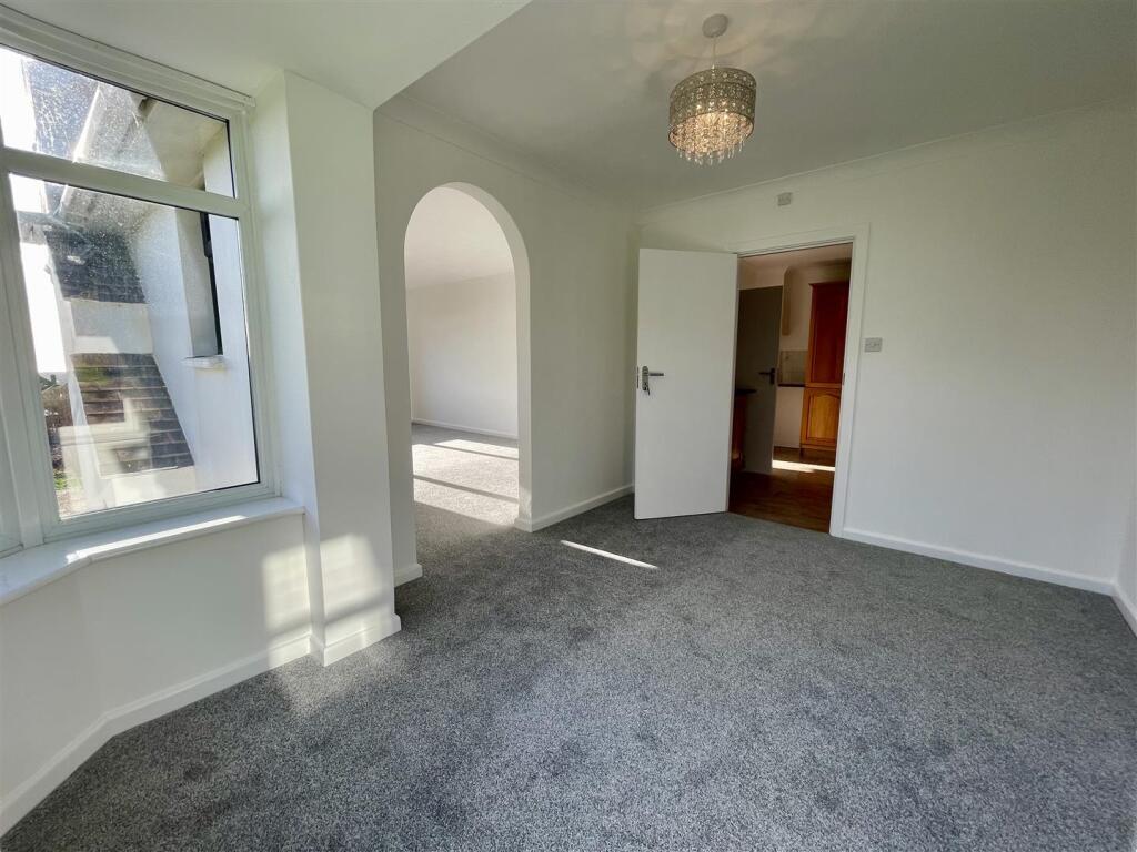 SEPARATE DINING ROOM OR STUDY / HOME OFFICE