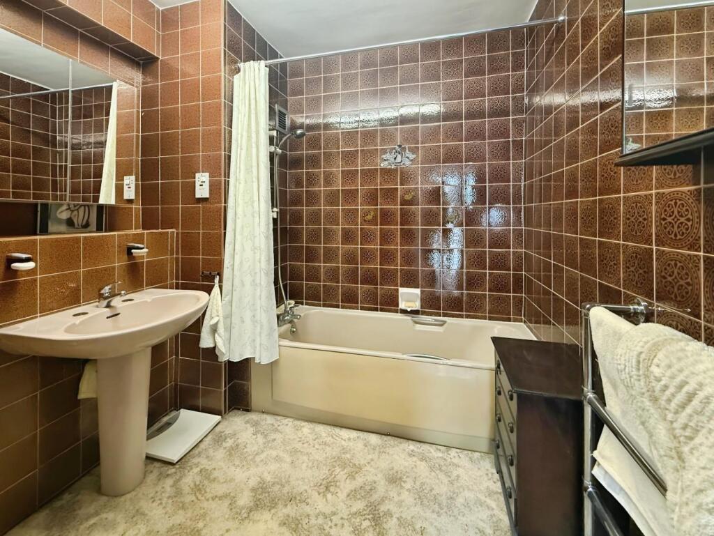 eb017efd-Bathroom.jpg