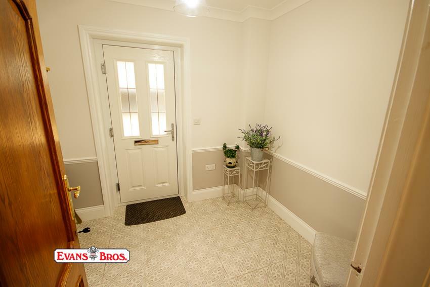 SIDE HALLWAY