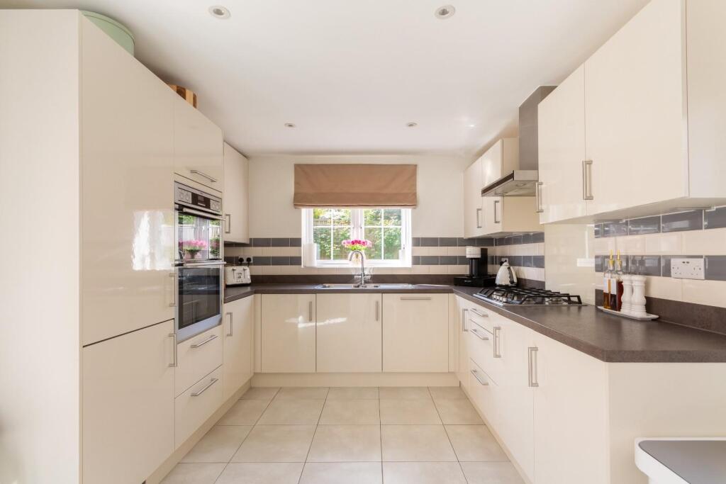Charlwood Drive-13.jpg