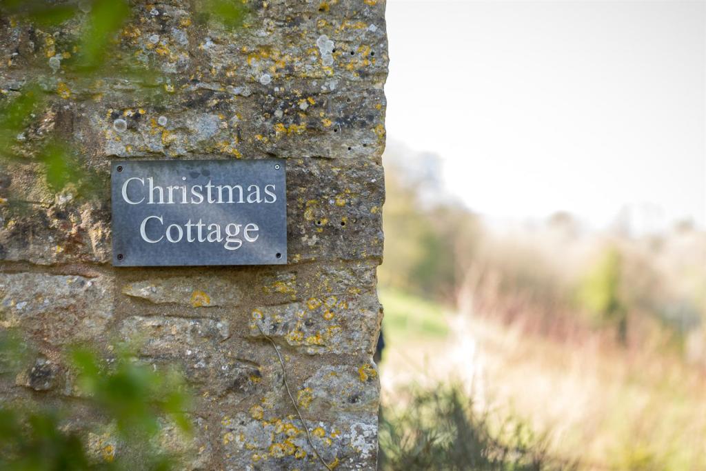 1 - Christmas Cottage - GL6 8JG - Web.jpg
