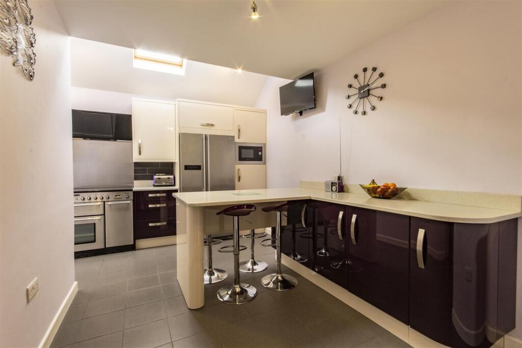 'L' Shaped Breakfast Kitchen