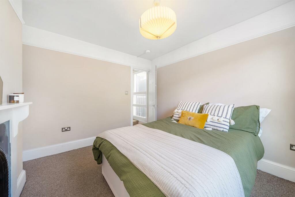 Bedroom 1 (3).JPG