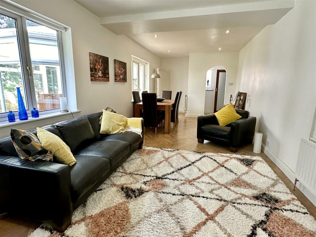 sitting room/dining room