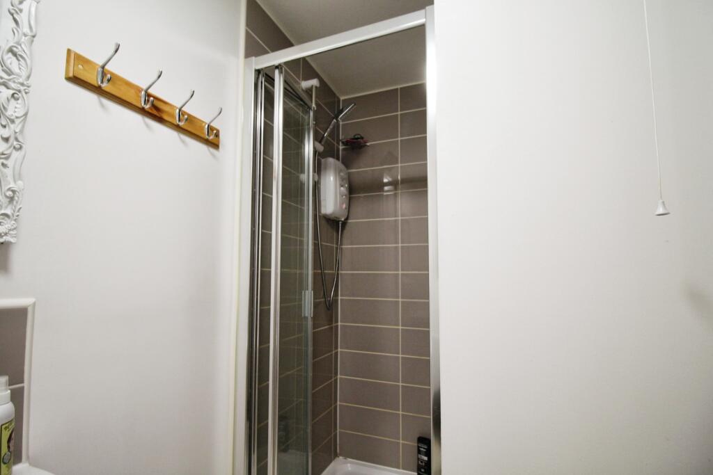 En Suite Shower.JPG