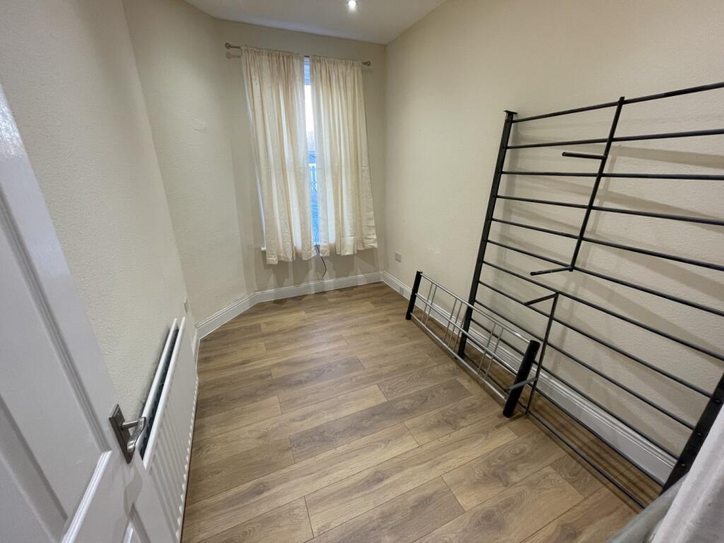 A tidy room with good lighting, perfect for sto...