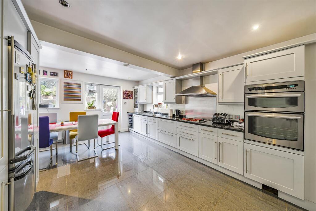 Kitchen/Breakfast Room: