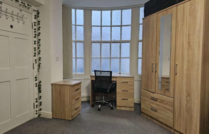 A neat and well-maintained single bedroom featu...