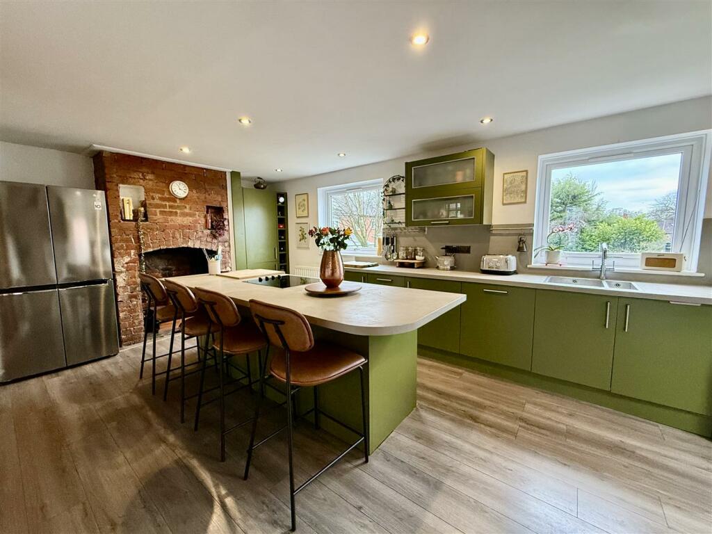 KITCHEN &amp; DINER