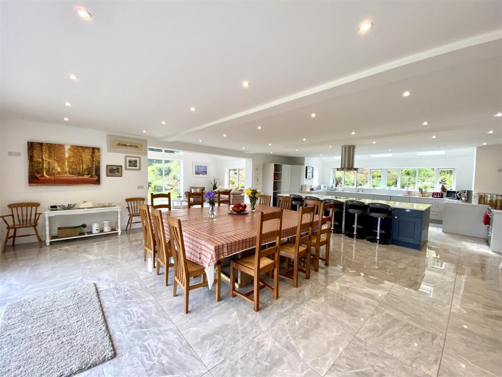 KICTHEN/DINING ROOM