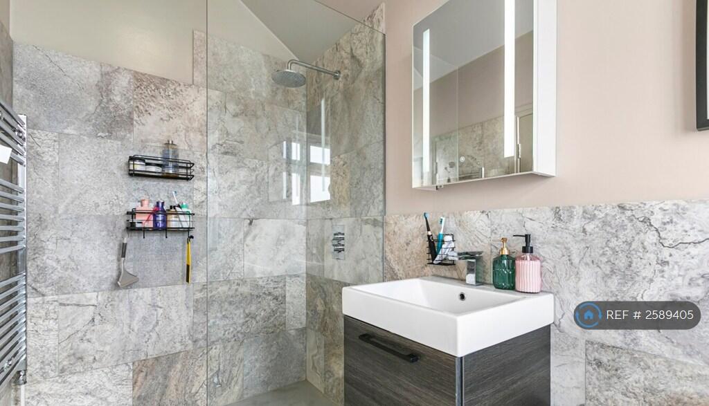 En Suite Main Bathroom