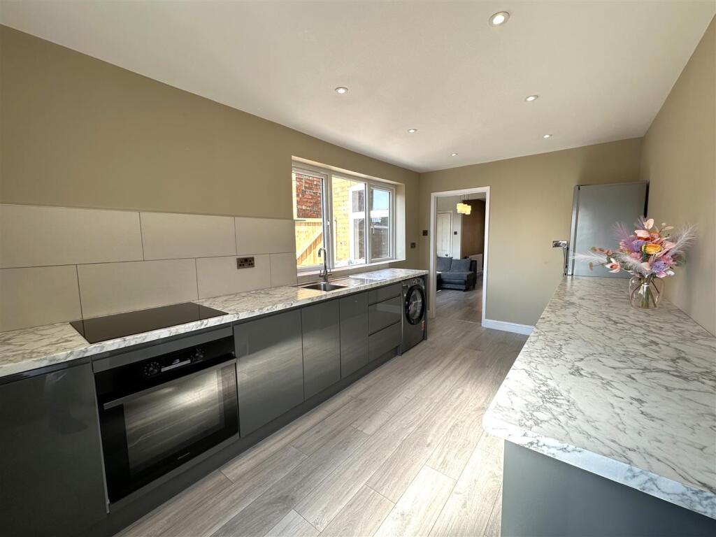 Stylish Contemporary Kitchen 539