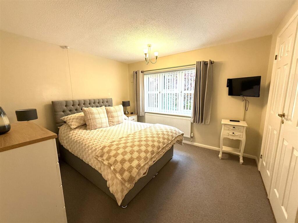 2 the laurels bed.jpeg