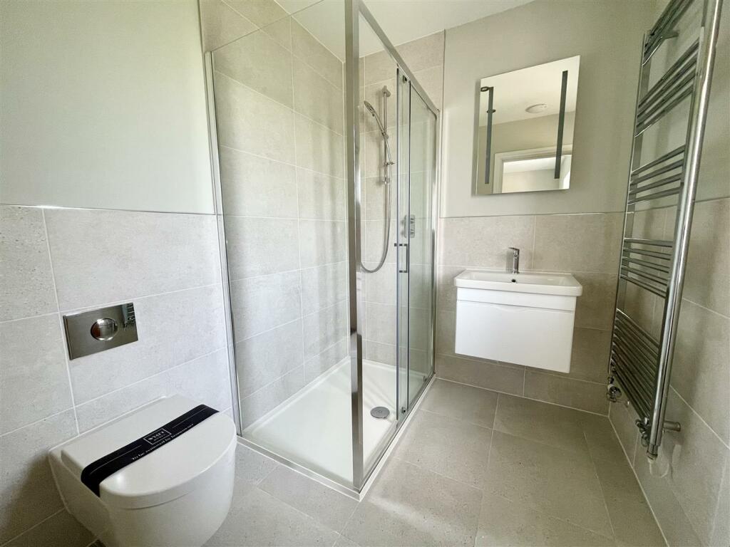 6. ensuite.jpg