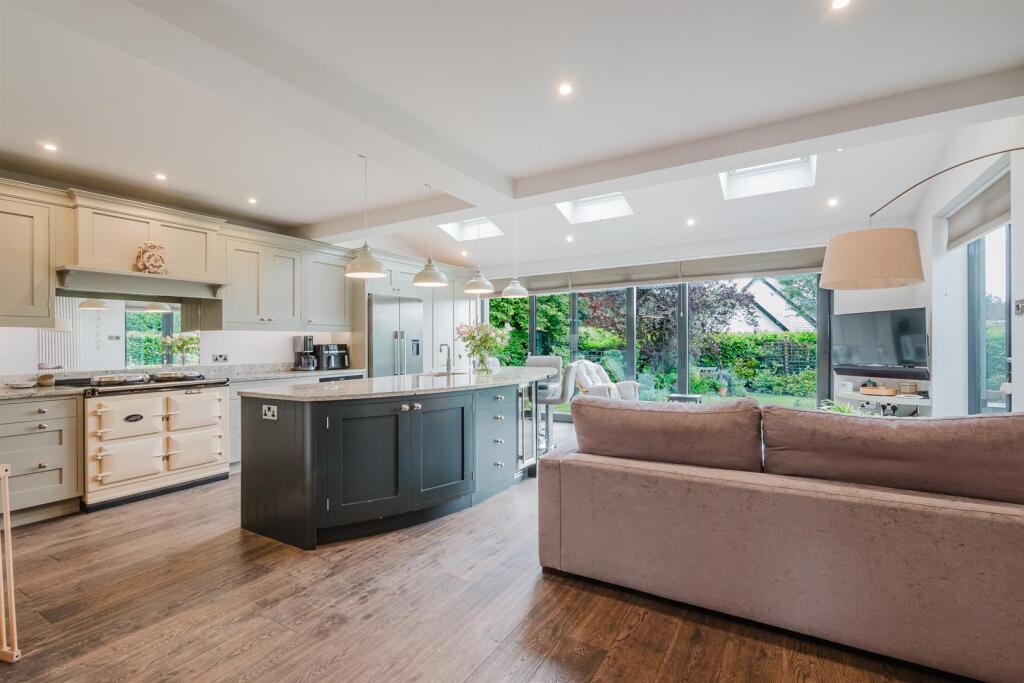 Live in Breakfast Kitchen