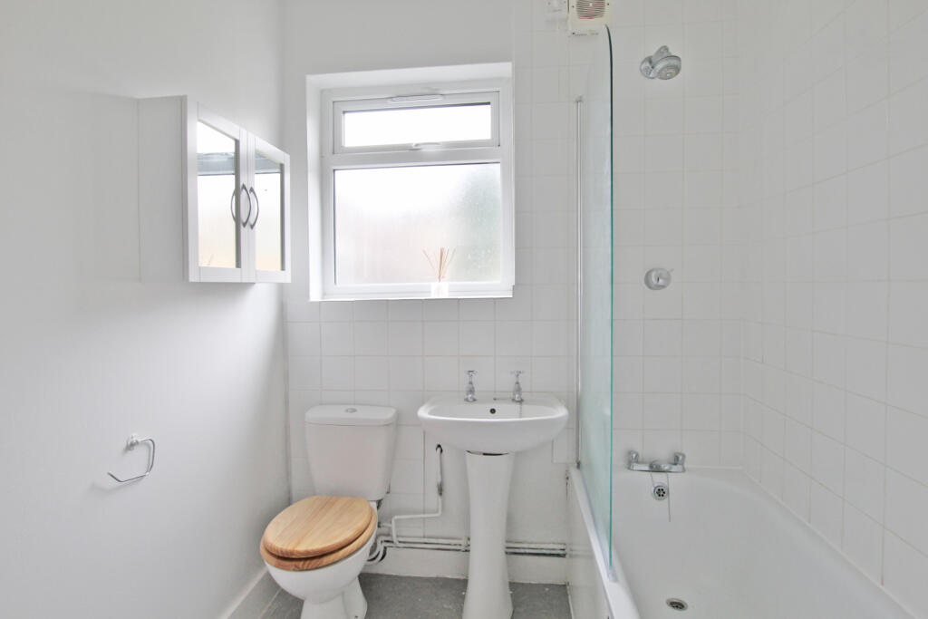 5.bathroom.jpg