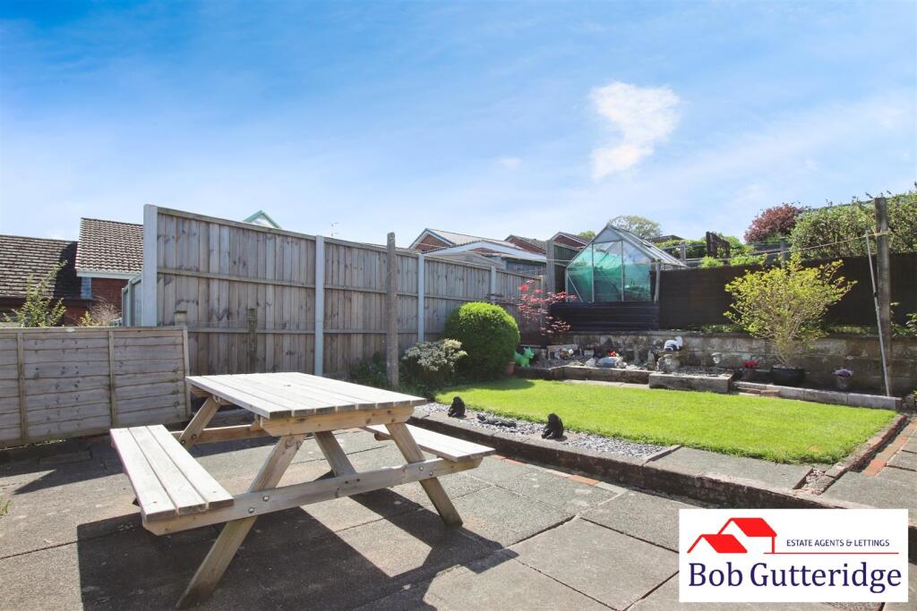 ENCLOSED REAR GARDEN