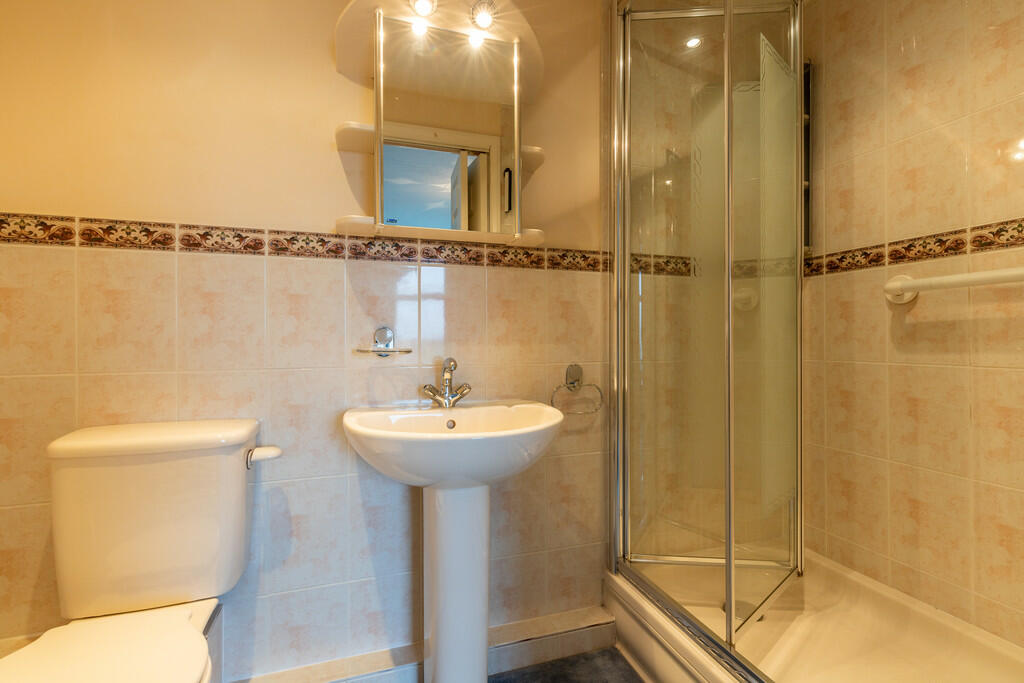 Ensuite to bedroo...