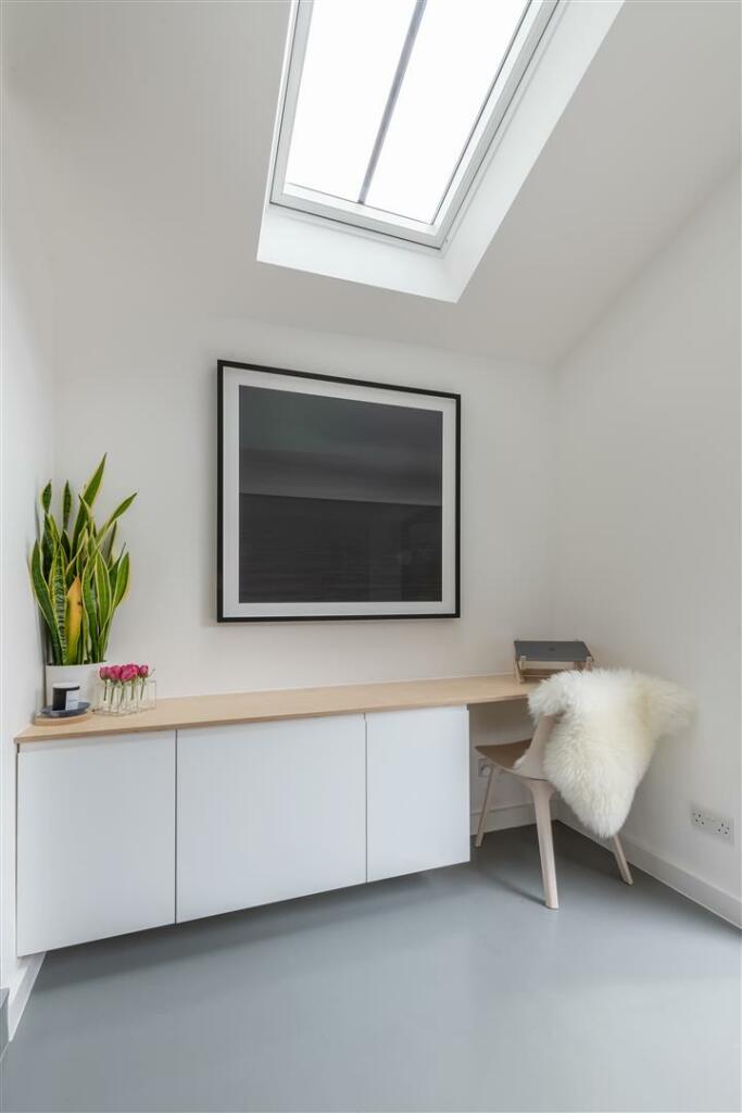 Woodbine Place, E11