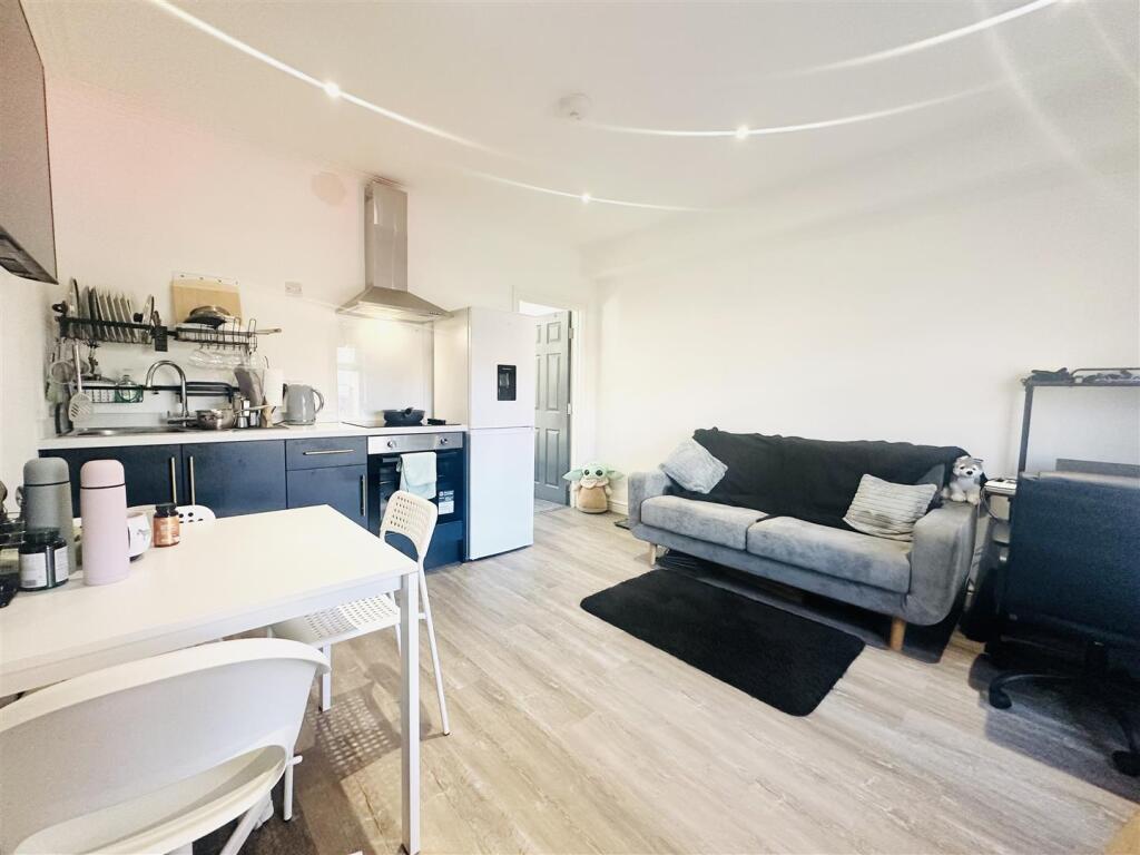 Open plan living/kitchen