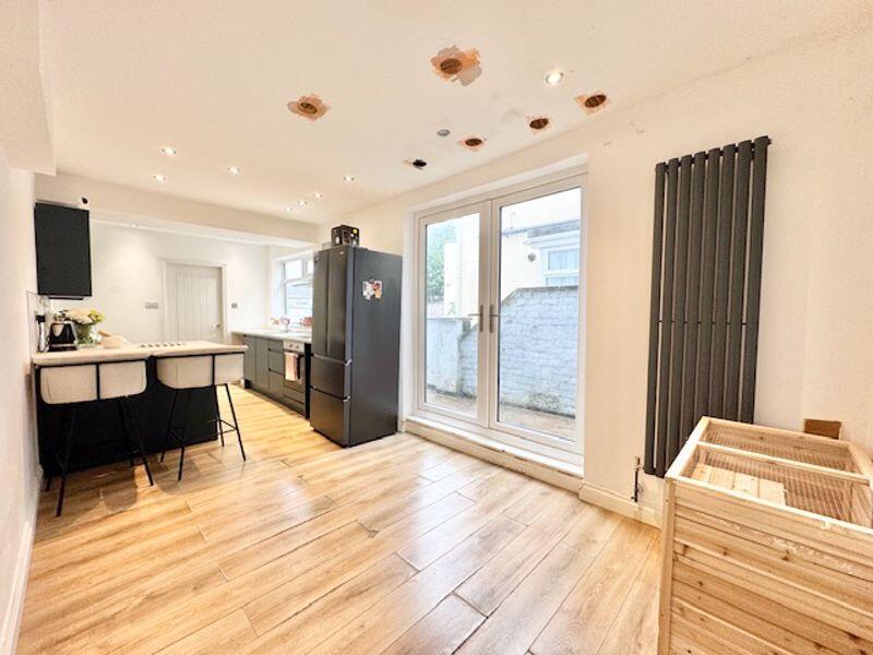 Living area to kitchen breakfast 