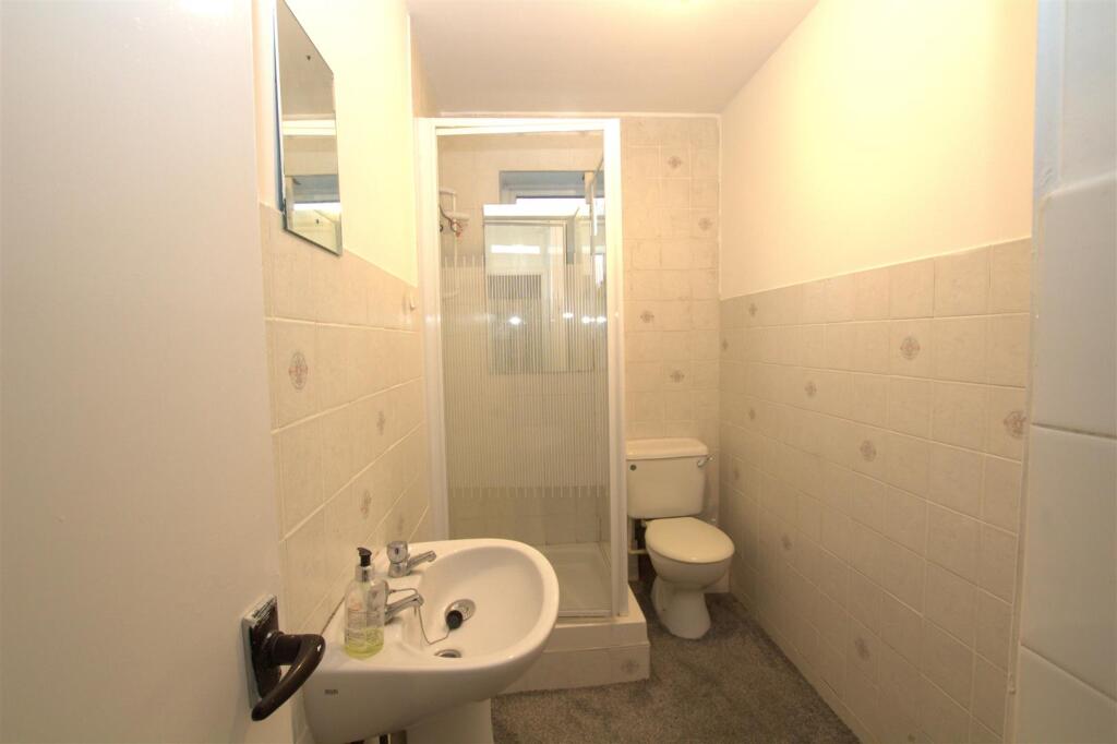 SHOWER ROOM.jpg