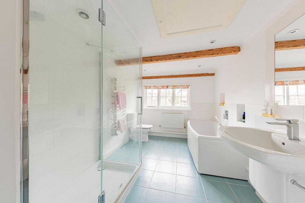 Bathroom W.C (1)