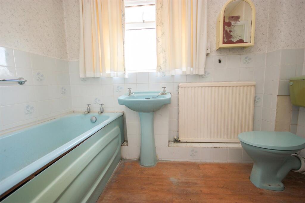 bathroom..jpg