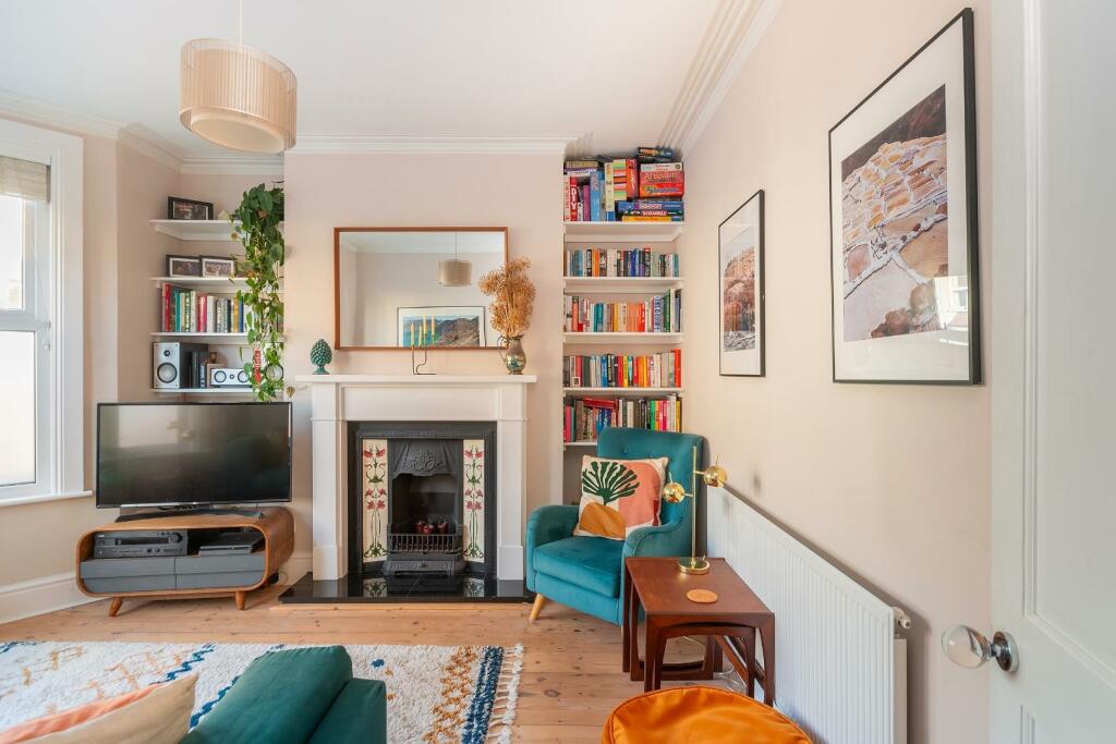 8O6RHD - Living Room F.jpg