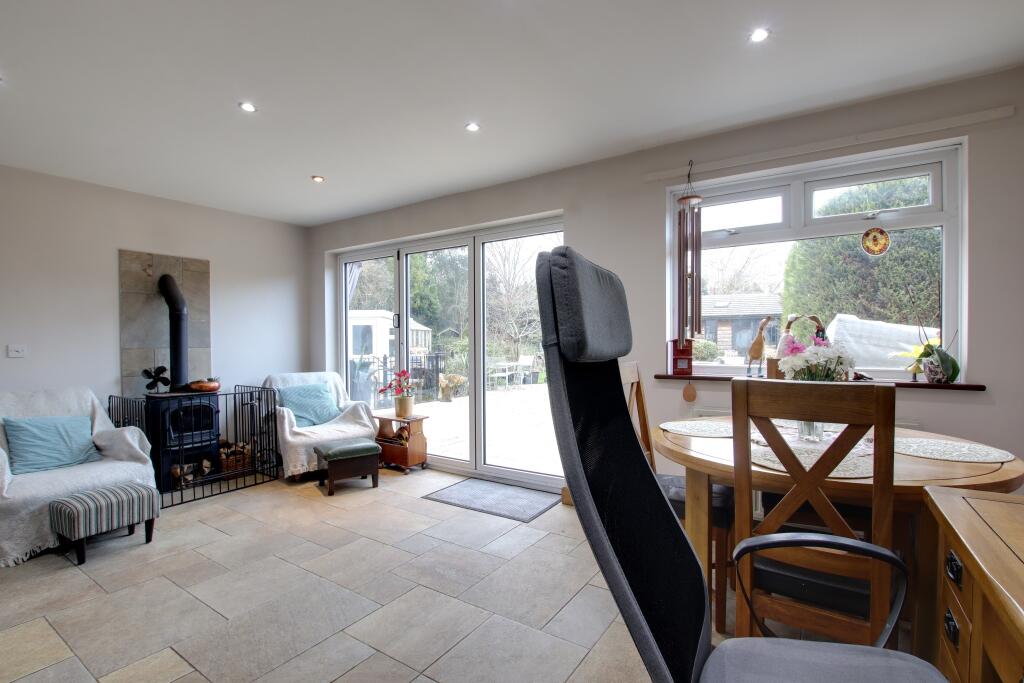 DINING/FAMILY AREA