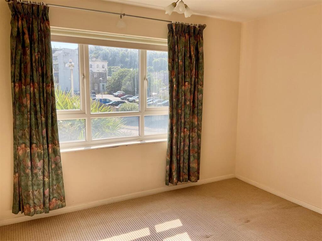 bedroom2.jpg